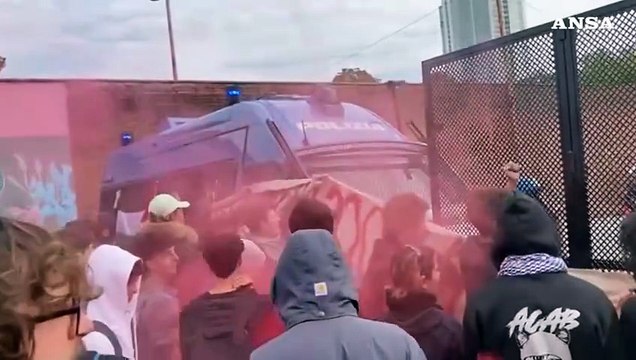 Torino, scontri tra forze dell'ordine e manifestanti nei pressi delle Ogr