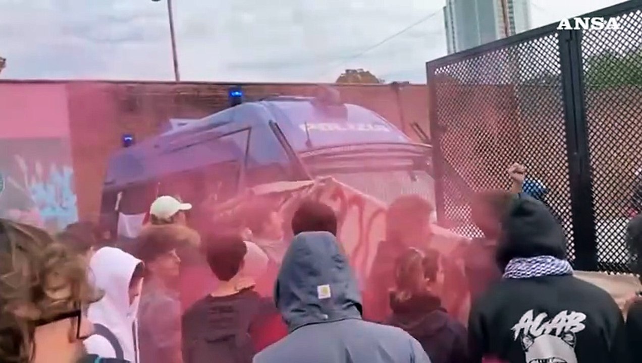 Torino, scontri tra forze dell'ordine e manifestanti nei pressi delle Ogr