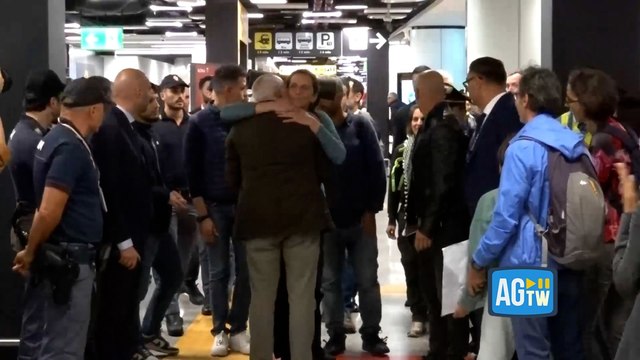 Il rientro dei parlamentari italiani che erano sulla Flotilla: gli abbracci in aeroporto