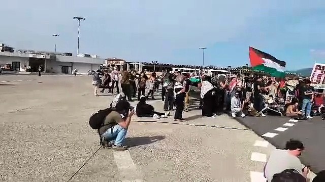 Pisa, sciopero per Gaza: manifestanti forzano i cordoni e bloccano l?aeroporto