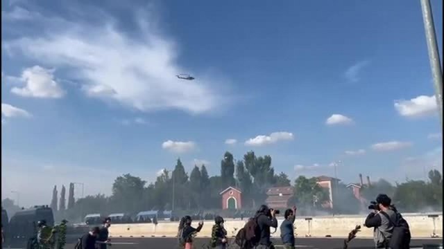 Il video degli scontri e dei lacrimogeni in autostrada e tangenziale a Bologna per disperdere il corteo