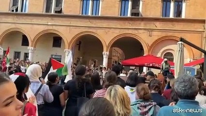 A Ferrara un'enorme bandiera della Palestina in piazza del Municipio