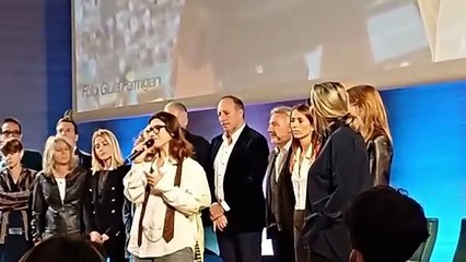 Elisa agli studenti Iulm di Milano: "Non fatevi attaccare e scoraggiare, continuate ad essere voi stessi"