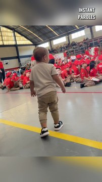 Ce petit frère apporte de la joie à son grand frère lors de cette remise des diplômes