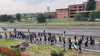 Milano, la tangenziale Est bloccata dai manifestanti in corteo per Gaza e la Flotilla