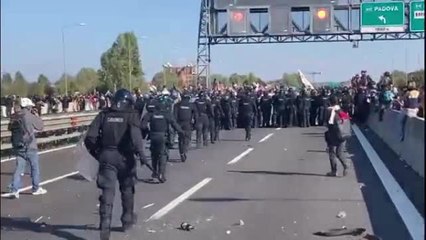 Bologna, il video della guerriglia in autostrada e in tangenziale: i violenti scontri tra forze dell'ordine e manifestanti