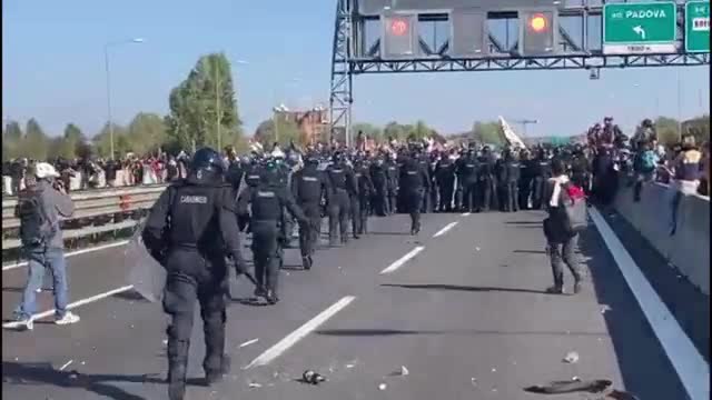 Bologna, il video della guerriglia in autostrada e in tangenziale: i violenti scontri tra forze dell'ordine e manifestanti