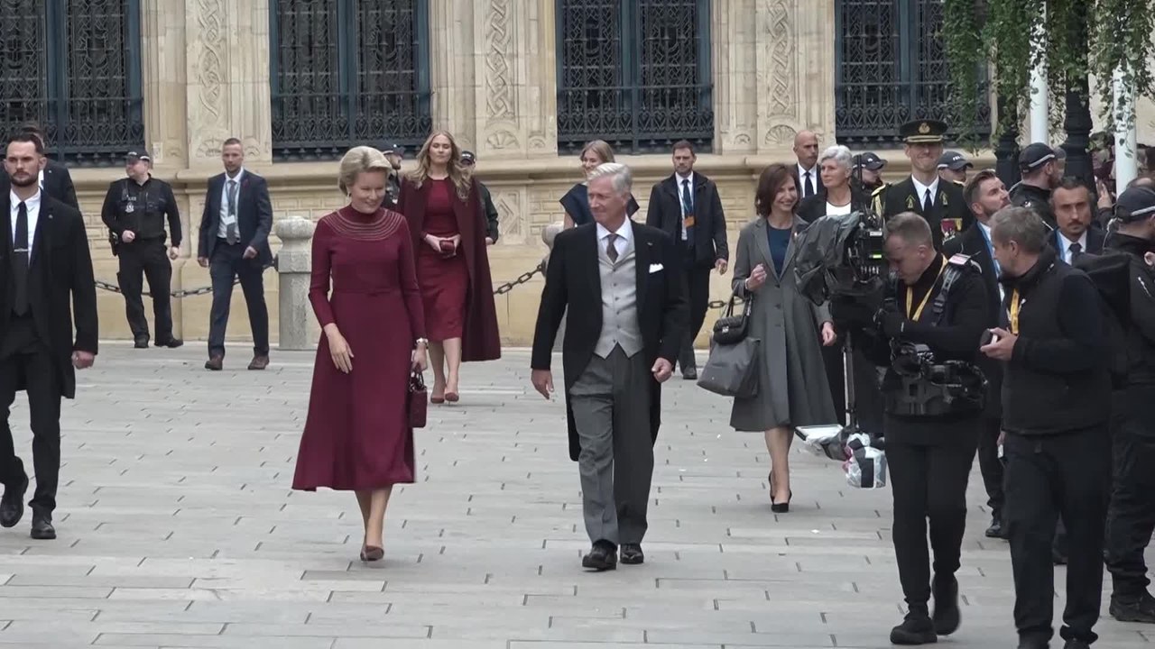 Bain de foule pour Philippe, Mathilde et Elisabeth après la prestation de serment de Guillaume de Luxembourg