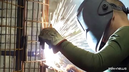 Ucraina, ecco le "gabbie" che proteggono i blindati dai droni russi