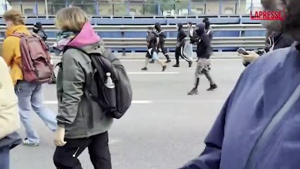Sciopero generale, a Milano 50 incappucciati attaccano le forze dell?ordine