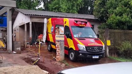 Ao tentar pegar objeto em prateleira, mulher sofre queda de cadeira e é socorrida pelo Siate