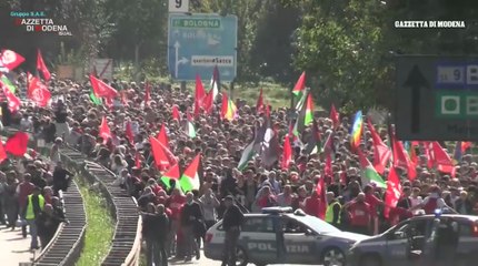 Sciopero generale, il corteo a Modena blocca la tangenziale