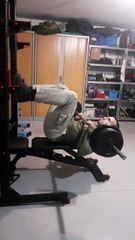 Le Major Gérald soulève une barre d'haltères.