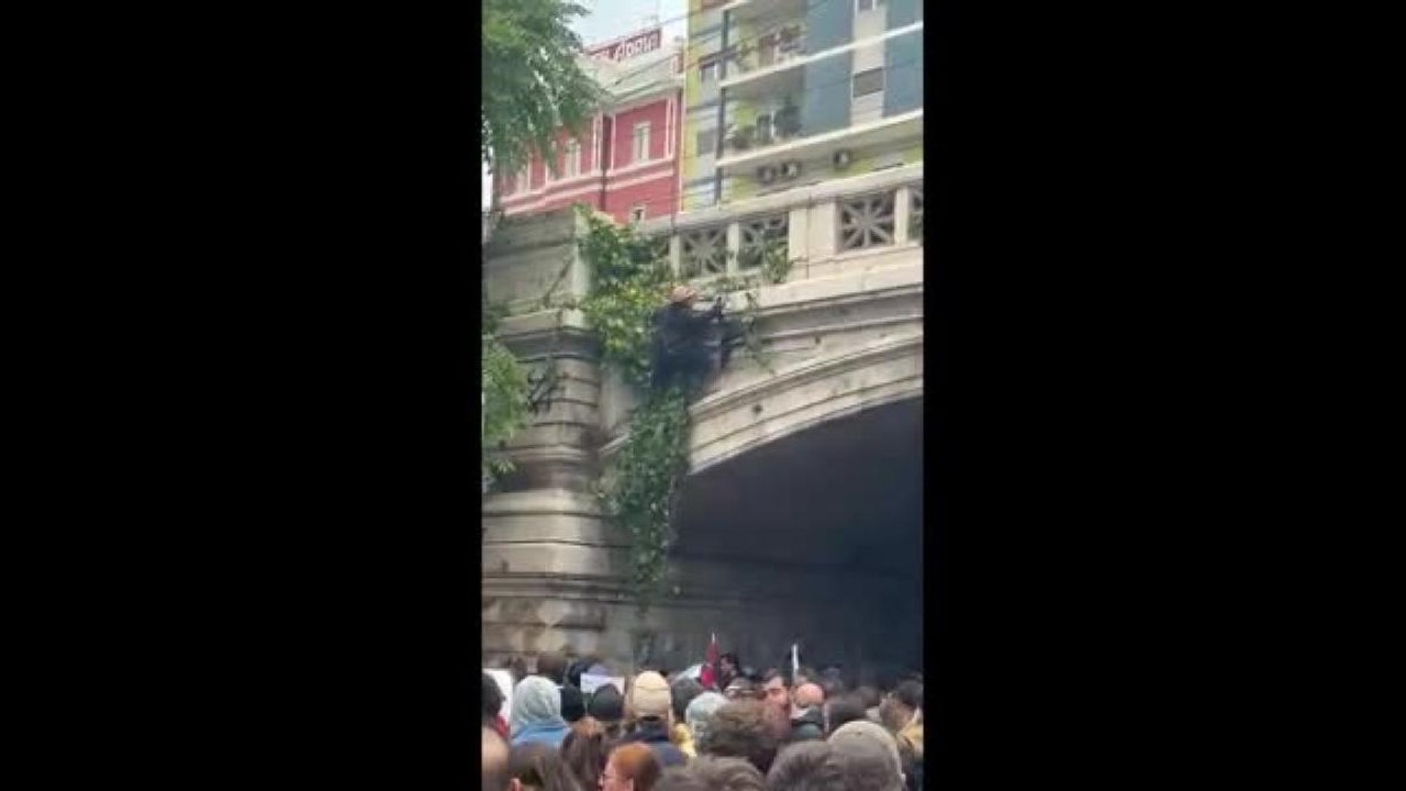 Sciopero pro Gaza e Flotilla a Bari: il Ponte di Sant'Antonio imbrattato con la vernice spray