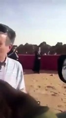 فيديو طريف بين زائرة اجنبية لمهرجان مزايين الأبل ومواطن سعودي