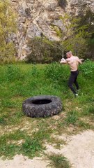 Une masse et un pneu : deux accessoires pour l'entraînement de Major Gérald