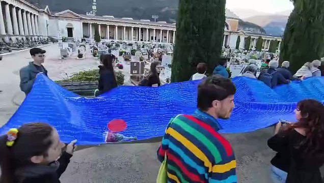 Trento, al cimitero un tappeto blu come il mare con i nomi delle vittime dei barconi