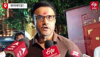 পাড়ার পুজোর বিসর্জনে ঢাক বাজালেন সৌরভ, সামিল হলেন ভাসানের নাচেও