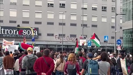 Milano, la protesta dei proPal in piazzale Loreto: e c'è chi «graffita» i palazzi