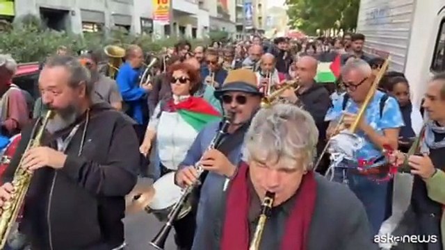 A Milano in centomila per Gaza, le voci dal corteo
