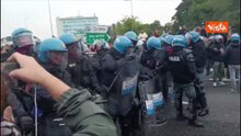 Corteo pro Gaza in Tangenziale est a Milano, la Polizia abbassa gli scudi, i manifestanti applaudono