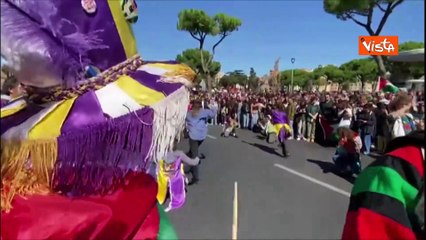 Musica, danza e abiti colorati alla manifestazione pro Gaza a Roma