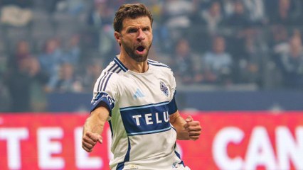 Thomas Müller celebrates his 300 goals as a professional footballer