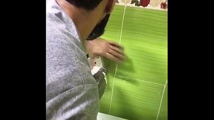بالفيديو شاب سعودي كفيف واصم يتحدى اعاقته ويمارس النجارة والكهرباء والسباكة