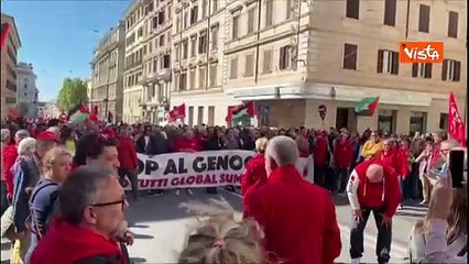 "Stop al genocidio", lo striscione che apre il corteo a pro Gaza a Roma