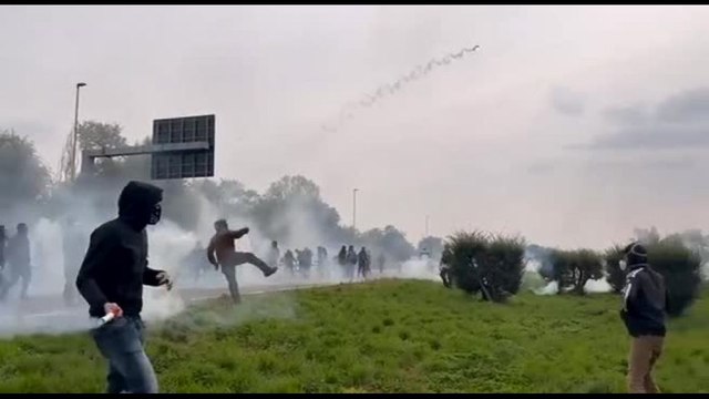 Corteo Milano, lacrimogeni e cariche di alleggerimento in Tangenziale