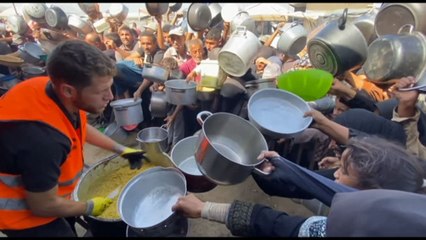 Khan Younis, gazawi si affollano per ricevere un pasto caldo