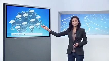 شاهدي بالفيديو انزلاق مذيعة على الهواء مباشرة اثناء تقديمها لنشرة الاخبار