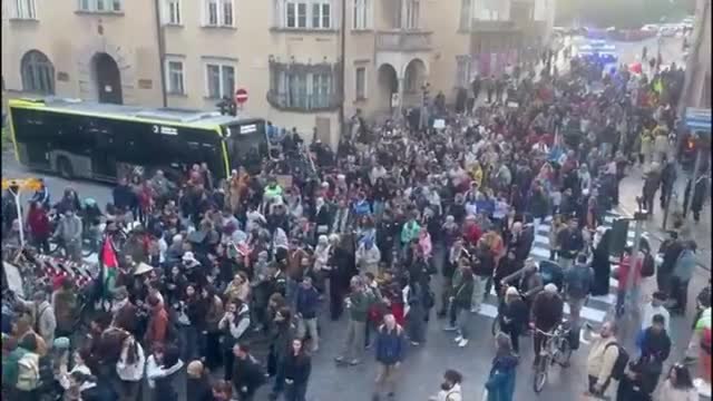 Bolzano, il corteo pro-Pal invade pacificamente il centro storico tra slogan e cori
