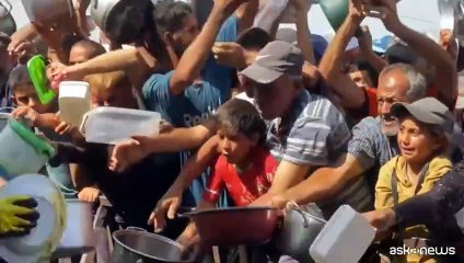 Khan Younis, gazawi si affollano per ricevere un pasto caldo