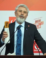 Kürsüye elinde tavuk dürüm ile çıkıp sordu: ''Bizim dürümlerimizi kim yiyor ?''