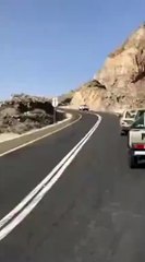 بالفيديو شاحنة تعلق ما بين الارض والسماء ونجاة السائق باعجوبة في السعودية