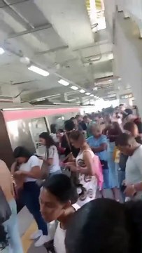 Metrô paralisa em estação de Salvador e gera atrasos e confusão entre passageiros; assista