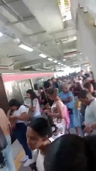 Metrô paralisa em estação de Salvador e gera atrasos e confusão entre passageiros; assista
