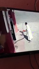 بالفيديو قيام شخص متهور باشعال نيران بمحطة وقود بالسعودية