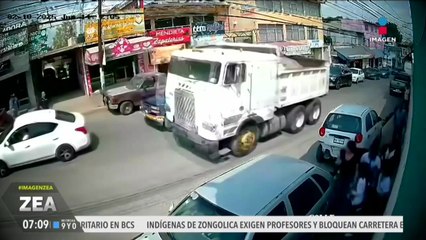 Grúa se queda sin frenos y termina estrellándose contra varios automóviles