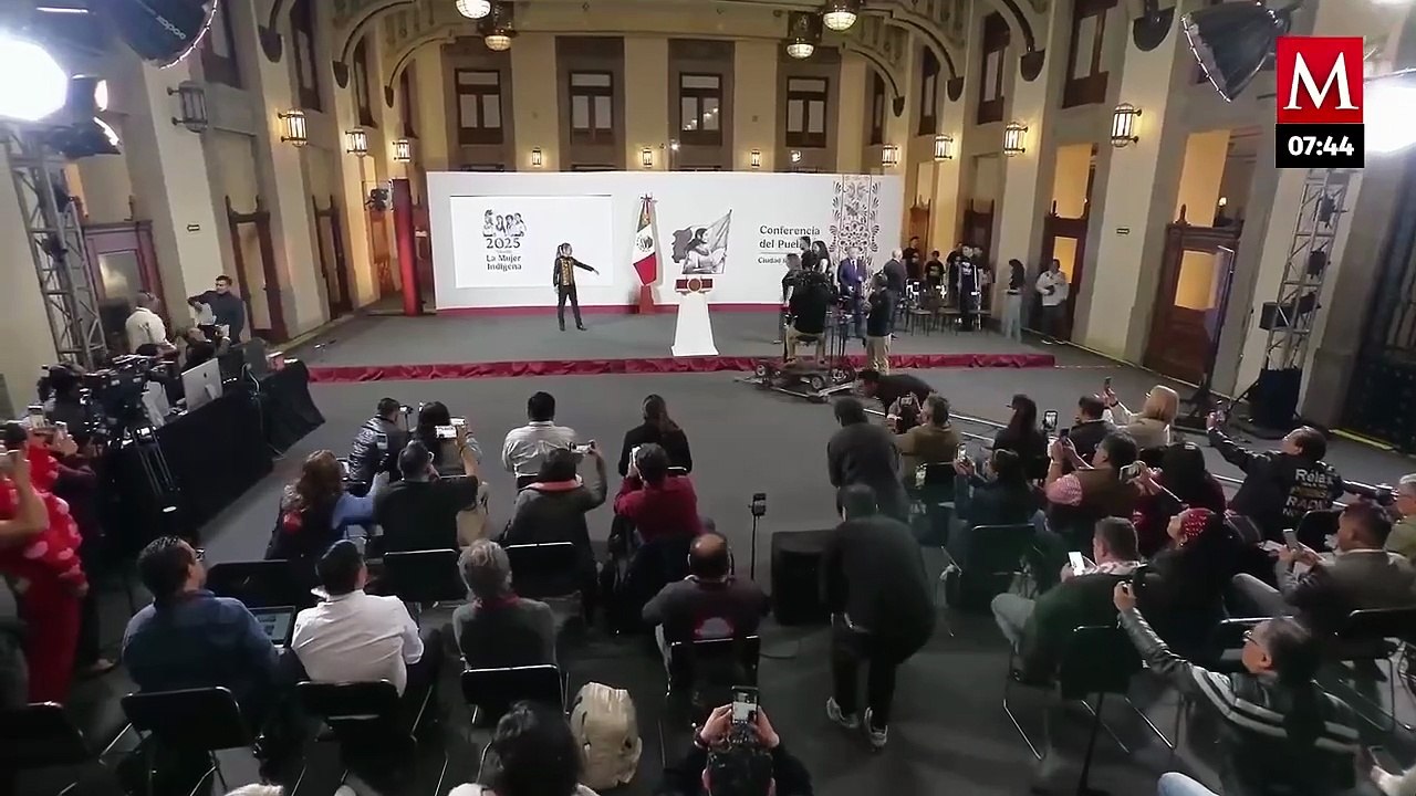 Sheinbaum se fotografía con los semifinalistas del concurso musical 'México Canta'