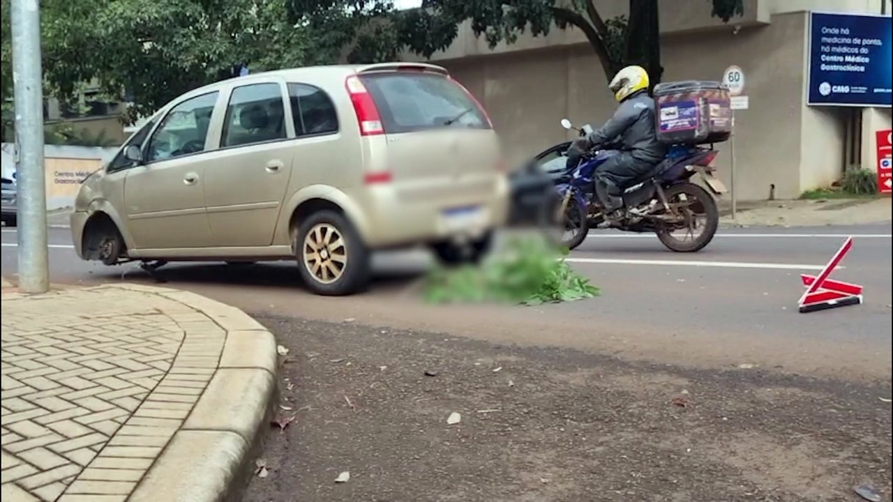 Acidente entre Meriva e caminhonete é registrado na Rua Minas Gerais