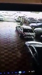 لص يسرق سيارة جديدة من معرض أمام العاملين به