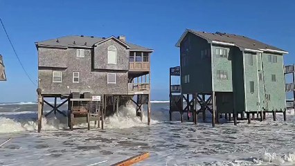 🇺🇸🌊 EN IMAGES | En Caroline du Nord, plusieurs maisons ont été emportées par des vagues déchaînées sous l’effet de l’ouragan Imelda.