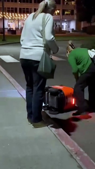 💚🤖🇺🇸 SMILE | Un robot livreur s'est retrouvé RENVERSÉ en pleine rue et a affiché "I NEED HELP" sur son écran avant d'être remis sur ses roues par des passants. 😅
