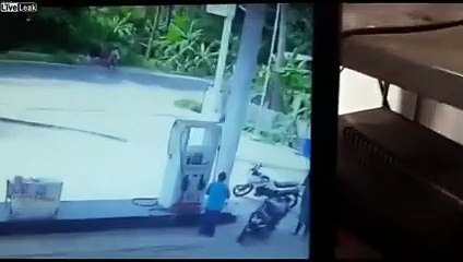 بالفيديو مشادة تنتهي بإضرام النيران في شخص داخل محطة وقود