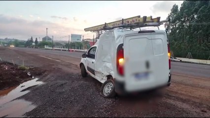 Fiorino fica arregaçada em colisão com carreta na BR-369, em Cascavel