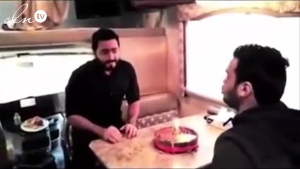 بالفيديو: لن تتوقعي ماذا فعل تامر حسني لمفاجأة أحد معجبيه؟!