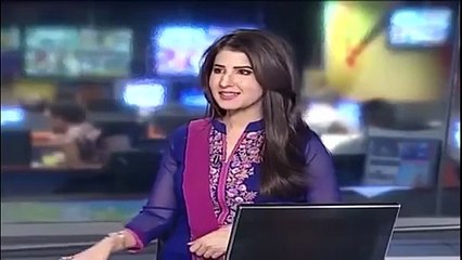 بالفيديو: مذيعة تتعرّض لموقف محرج على الهواء مباشرة بسبب ملابسها