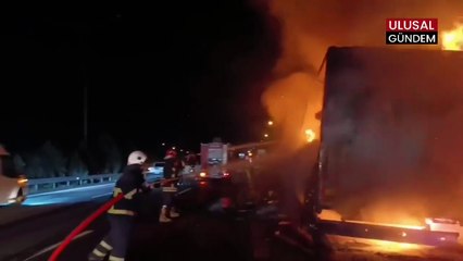 Şanlıurfa-Gaziantep otoyolunda televizyon yüklü tır alev alev yandı